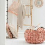 chrochted-stool-textil-rosa-orange