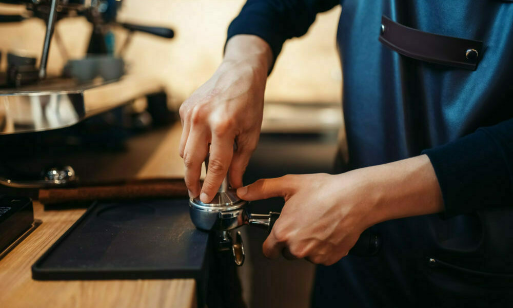 Barista-hand-coffee-machine